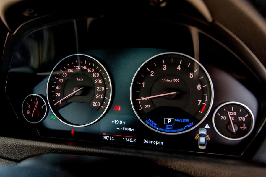 Панель приборов BMW 330e iPerformance (F30) 2017 года  (ZA) (фото 30 из 33)